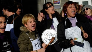 Frauen demonstrieren lautstark mit Pfannendeckeln. Frauen demonstrieren lautstark mit Pfannendeckeln.