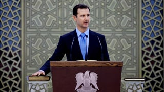 Assad an einem Rednerpult. Assad an einem Rednerpult.