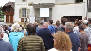Zahlreiche Leute vor dem Gemeindehaus von Wileroltigen; vorne steht Gemeindepräsident Christian Grossenbacher.