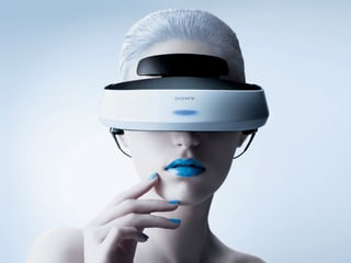 Frau mit VR-Brille Frau mit VR-Brille