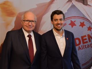 Ruedi Matter und Kevin Hirt posieren.
