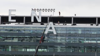 Die Buchstaben bei der AFG Arena werden abmontiert.