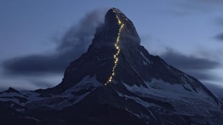 Matterhorn mit beleuchtetem Pfad in der Dämmerung