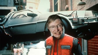 Collage: Zeitmaschine aus dem Film; Portrait Stephen Hawking