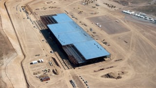 Luftaufnahme der im Bau befindelichen Grossfabrik von Tesla in Nevada.