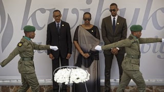 Ruandas Präsident Kagame, seine Frau und sein Sohn bei der Gedenkfeier für den Völkermord.