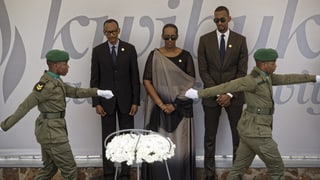Ruandas Präsident Kagame, seine Frau und sein Sohn bei der Gedenkfeier für den Völkermord. Ruandas Präsident Kagame, seine Frau und sein Sohn bei der Gedenkfeier für den Völkermord.