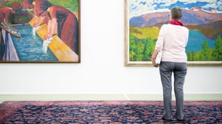 Frau steht vor Gemälde