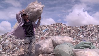 Plastikrecycler auf der Müllhalde von Phnom Penh