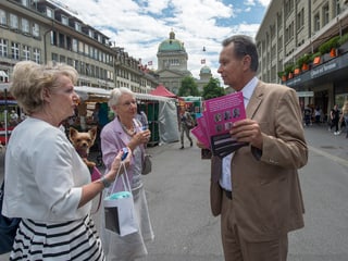 Philipp Müller verteilt Flyer in Bern