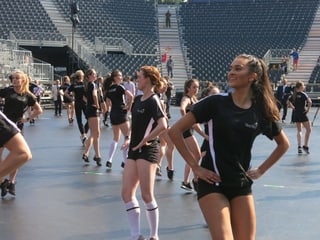 junge Frauen üben eine Choreografie