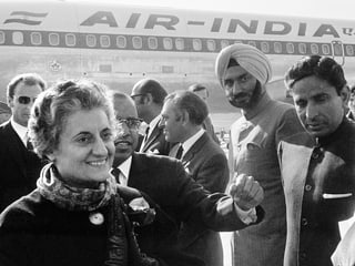 Indiens ehemalige Regierungschefin Indira Gandhi bei einem Staatsbesuch auf dem Flughafen