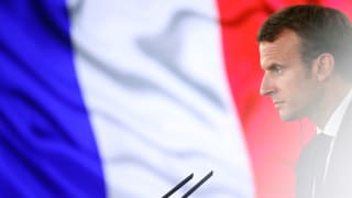 Emmanuel Macron vor einer Flagge Frankreichs