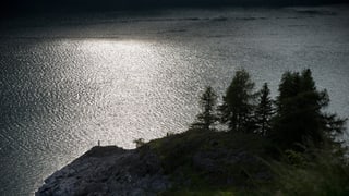 Ein Landvorsprung in einem Bergsee