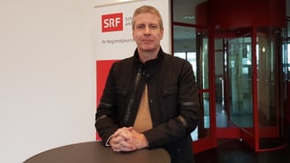 Journalist Marcel Rohr im Eingang des Radio-Studio Basel