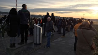 Auf dem Spotter-Hügel am Flughafen Zürich warten am frühen Morgen schon Schaulustige.
