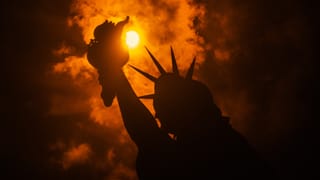 Sonnenfinsternis hinter der Freiheitsstatue in New York.