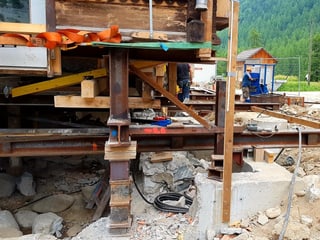 Baustelle, Ecke des Hauses unterlegt