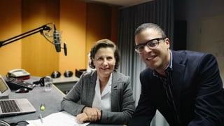 Frau und Mann neben Mikrofon. Frau und Mann neben Mikrofon.