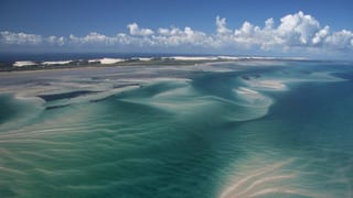 Der Sandstrand scheint zum Baden einzuladen, doch in den Tiefen um das Bazaruto-Archipel toben reissende Wasserströme. Der Sandstrand scheint zum Baden einzuladen, doch in den Tiefen um das Bazaruto-Archipel toben reissende Wasserströme.