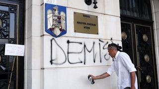Mann sprayt an Wand. Mann sprayt an Wand.