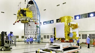 Mitarbeiter der indischen Raumfahrtbehörde arbeiten am «Chandrayaan 2»