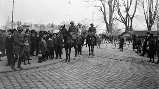 Kavallerie Patrouille auf dem Kornhausplatz während des Landesstreiks.