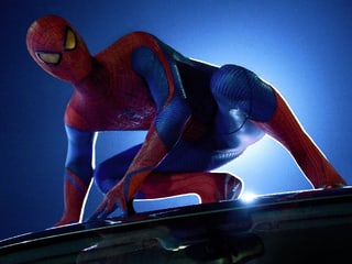 Spiderman auf einem Autodach.