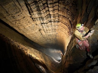 Zwei Höhlenforscher steigen in die tiefste Höhle der Welt.