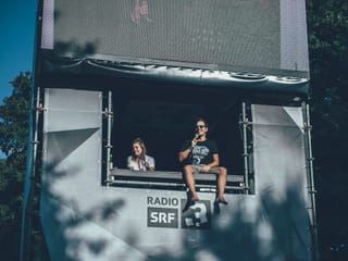Moderator Fabio Nay begrüsst die Gurtenfestival-Besucher am Eingangs-Tower von SRF 3.