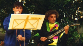 Als der jugendliche Hobbygitarrist beschloss, eine professionelle Musikerkarriere zu starten ... Als der jugendliche Hobbygitarrist beschloss, eine professionelle Musikerkarriere zu starten ...