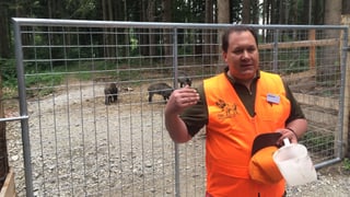 Mann mit oranger Weste Mann mit oranger Weste
