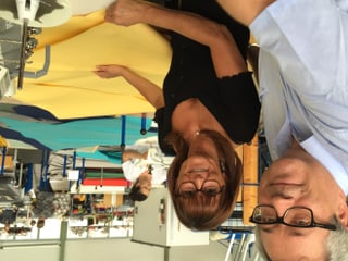Markus Glatz mit einer seiner Näherinnen in der Sonnenschirmfabrik in Frauenfeld.