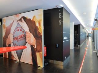 Plakat «Helden des Alltags» in einem Gang vom Fernsehstudio.