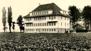 Eine alte Fotografie eines Hauses. Eine alte Fotografie eines Hauses.