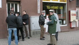 Polizisten vor einem Internetcafé in Kassel (De)