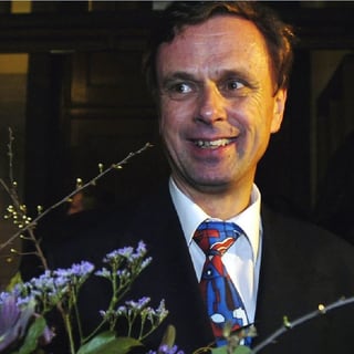 Hans-Jürg Käser mit Blumen.