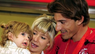 Fabian Cancellara herzt nach seinem 1. Olympiasieg 2008 seine Frau Stefanie und Töchterchen Giuliana.