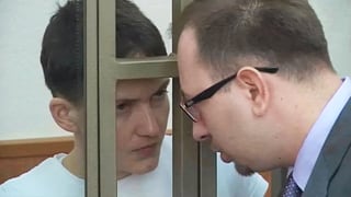 Sawtschenko bespricht sich mit ihrem Anwalt. Die verurteilte Pilotin befindet sich im Gerichtssaal hinter Gittern. (reuters) Sawtschenko bespricht sich mit ihrem Anwalt. Die verurteilte Pilotin befindet sich im Gerichtssaal hinter Gittern. (reuters)