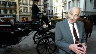 Alfred Waldis vor einer Kutsche in Luzern, wo er 2005 zum Ehrenbürger ausgezeichnet wurde.