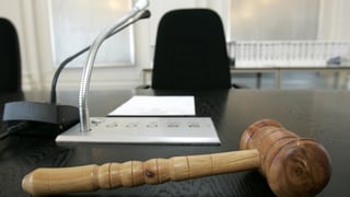 Gerichtspult mit einem Hammer und Mikrofon