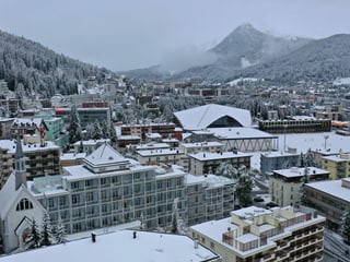 Schneebedecktes Dorf
