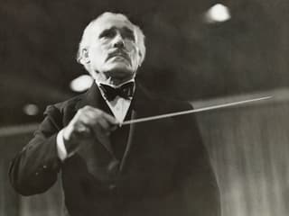 Arturo Toscanini mit Taktstock.