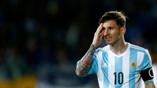 Lionel Messi greift sich während einer Partie von Argentinien an den Kopf.