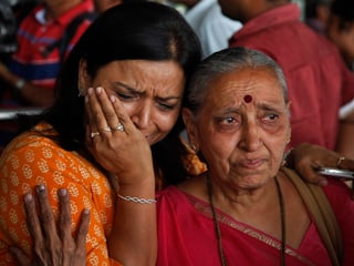 Eine Inderin weint.