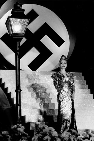 Sängerin vor Show Bühne. Im Hintergrund ein Hakenkreuz. Sängerin vor Show Bühne. Im Hintergrund ein Hakenkreuz.
