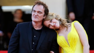 Quentin Tarantino posiert mit Uma Thurman auf dem roten Teppich.