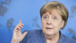 Angela Merkel gestikuliert mit einer Hand.