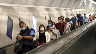 Menschen mit Masken in der Metro in Prag.