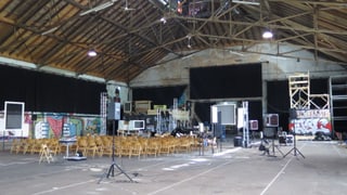 Blick in die grosse Halle, wo für eine Veranstaltung vorbereitet wird.